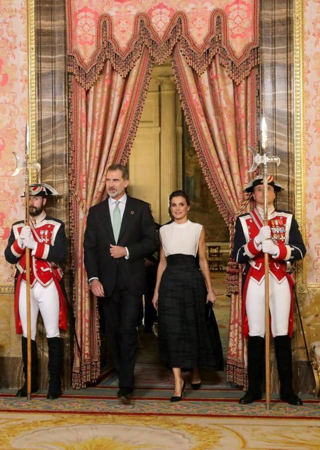 La Reina Letizia impresionó con su look elegido para la recepción de los invitados a la conferencia sobre el Cambio Climático. Un estilismo que integraba una falda de H&M Conscious reciclada, que combinó a la perfección con una blusa blanca de Hugo Boss y unos stilettos negros de Manolo Blahnik.