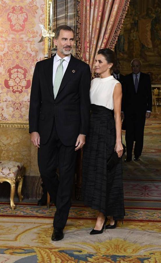 La Reina Letizia impresionó con su look elegido para la recepción de los invitados a la conferencia sobre el Cambio Climático. Un estilismo que integraba una falda de H&M Conscious reciclada, que combinó a la perfección con una blusa blanca de Hugo Boss y unos stilettos negros de Manolo Blahnik.