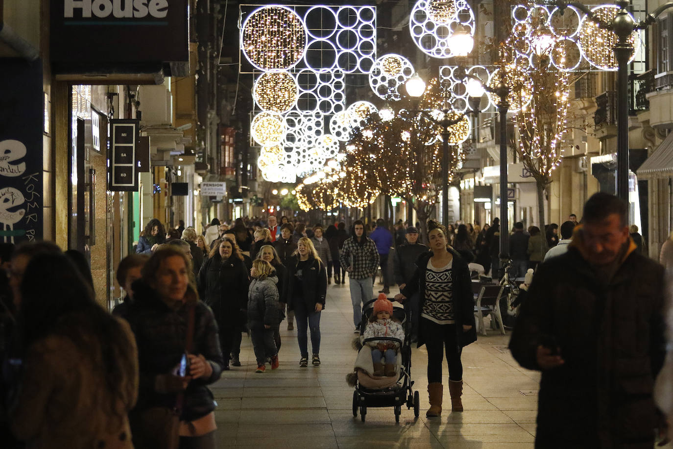 170 calles de la ciudad, cuarenta más que el año pasado, dan color a las fiestas navideñas.