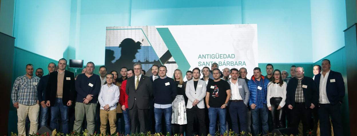 Foto de familia de la entrega de medallas a la antigüedad de Hunosa, en el Aula Magna de la Escuela de Minas, Energía y Materiales de Oviedo. 