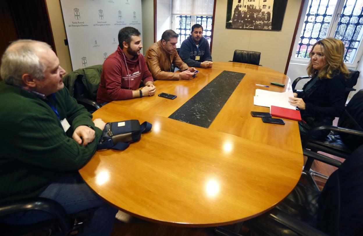 Los representantes del comité de empresa de Alu Ibérica, ayer, con Teresa Mallada. 