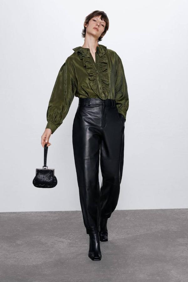 Abrigos tipo peluche, botas de caña alta, blusas de estilo victoriano, pantalones con efecto cuero, estampado de pata de gallo y vestidos de lentejuelas, serán las prendas y tendencias imprescindibles en tus estilismos de invierno. Estos looks te inspirarán para saber cómo llevarlas ¿Cuáles son tus favoritos?