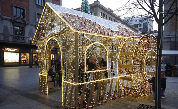 Las luces de Navidad ya se han encendido en las calles de Gijón. 