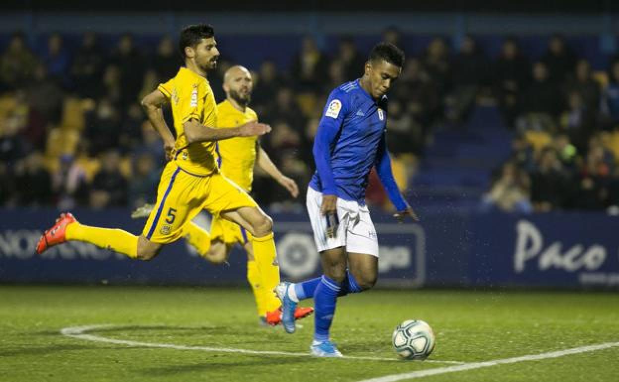 Bárcenas dispara a puerta en la jugada del gol. 