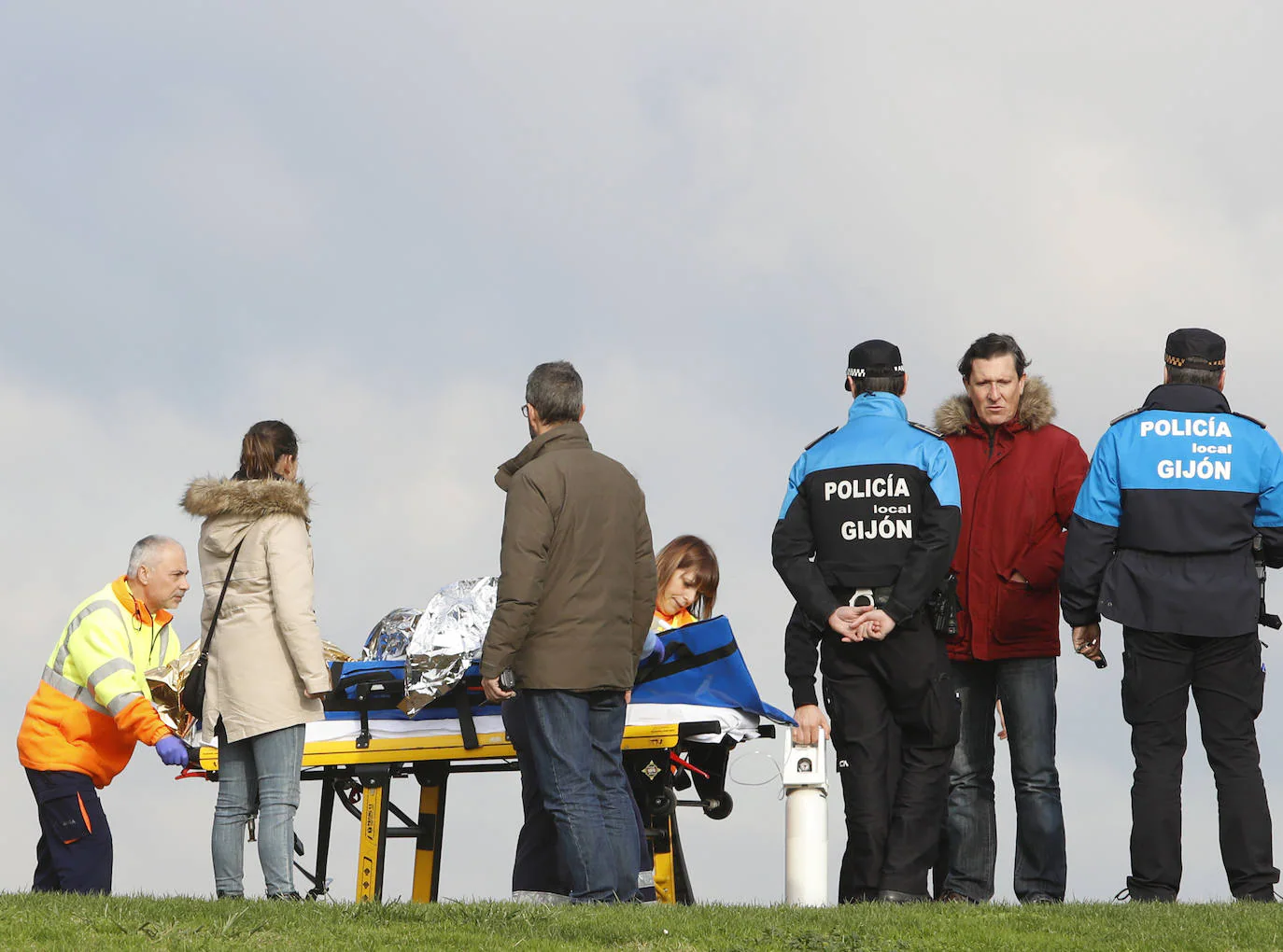 Efectivos de Policía Local de Gijón, Policía Nacional y Bomberos del Principado han participado en el rescate de una mujer de 47 aañosque se arrojó desde lo alto del cerro de Santa Catalina.