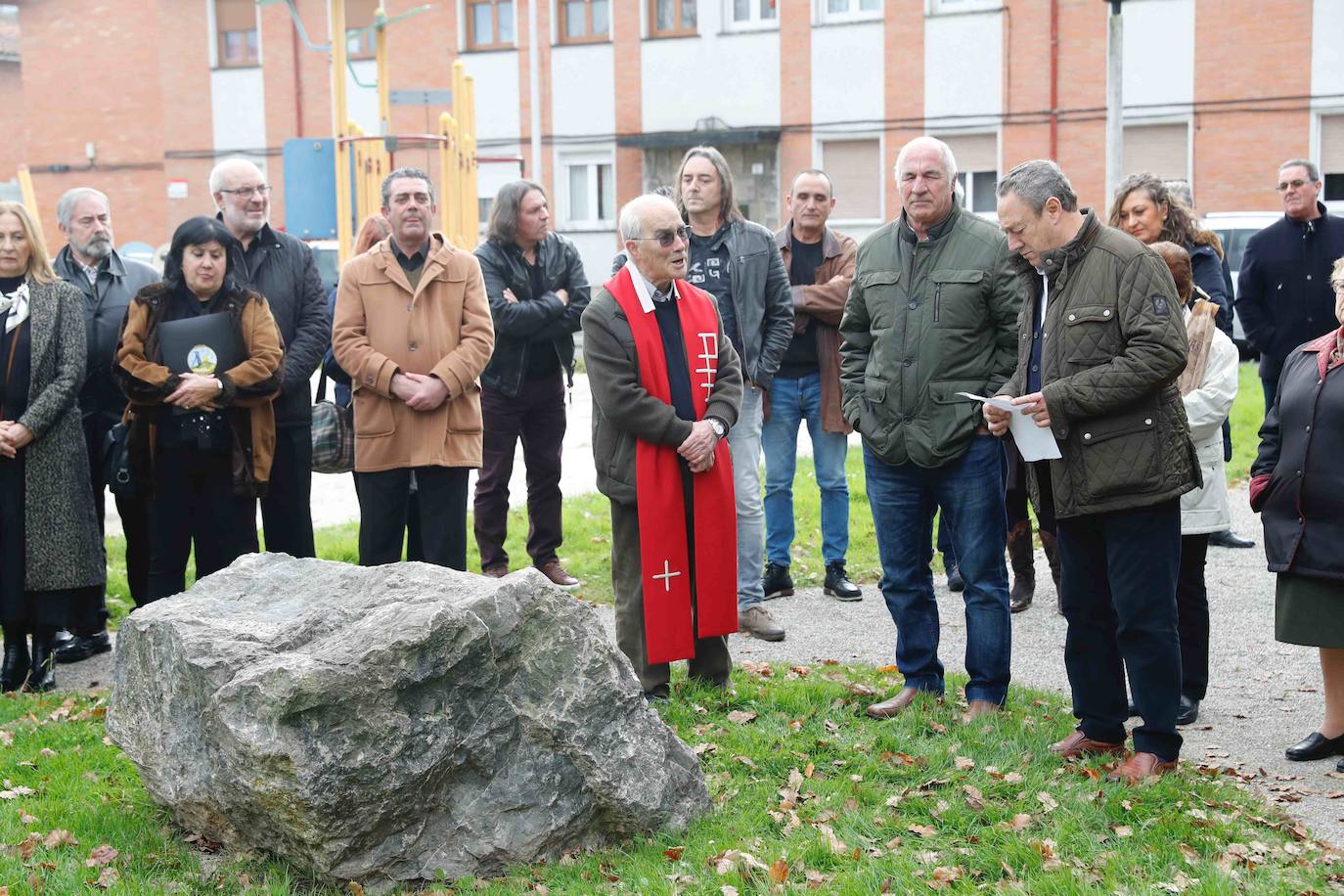 Una ofrenda floral ante el monumento al minero erigido en el parque Primero de Mayo de Gijón ha sido el acto central de la celebración de Santa Bárbara organizada por los vecinos del poblaco minero de La Camocha. Un misa y una comida de hermandad han completado la jornada. 