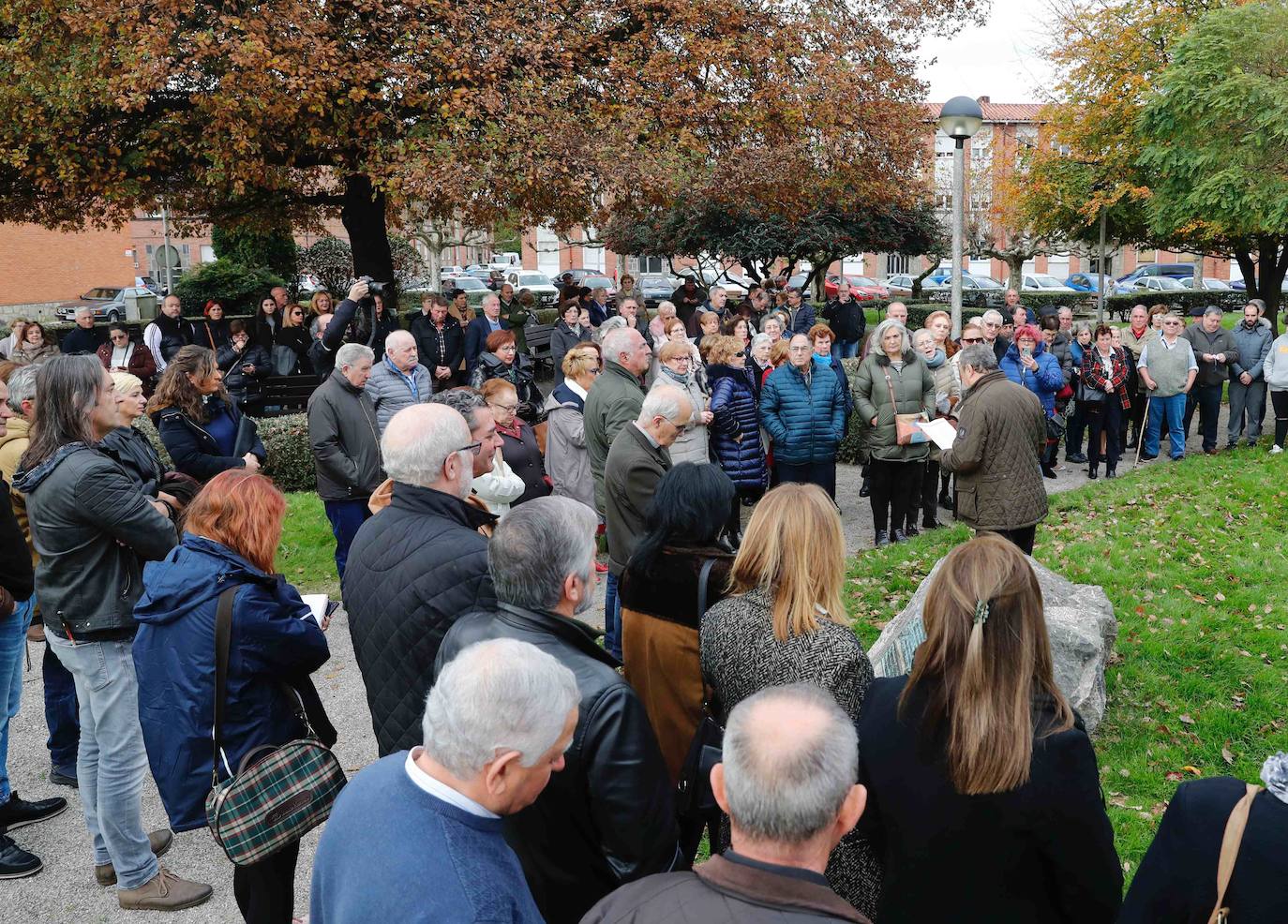 Una ofrenda floral ante el monumento al minero erigido en el parque Primero de Mayo de Gijón ha sido el acto central de la celebración de Santa Bárbara organizada por los vecinos del poblaco minero de La Camocha. Un misa y una comida de hermandad han completado la jornada. 