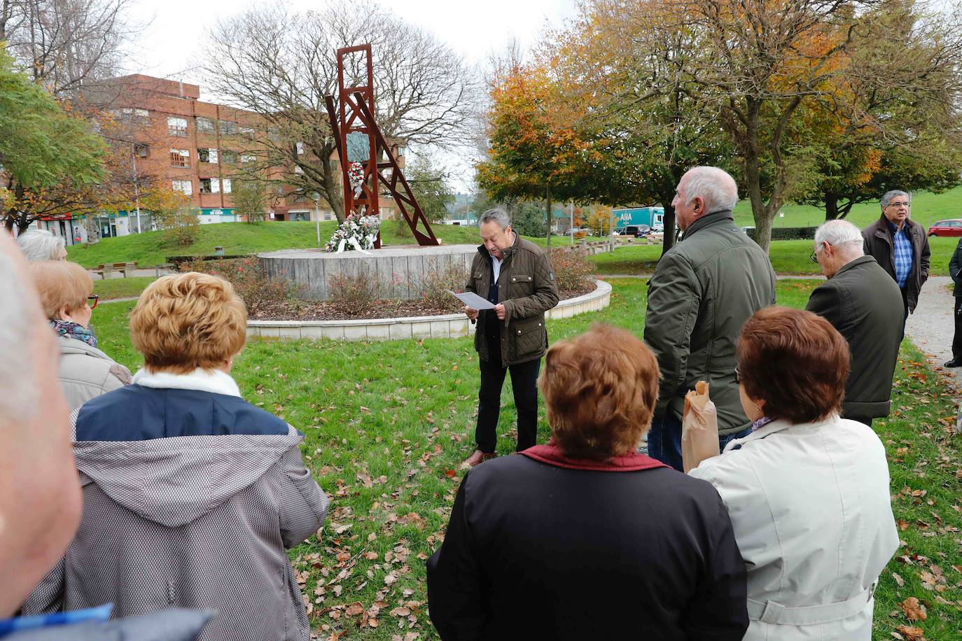 Una ofrenda floral ante el monumento al minero erigido en el parque Primero de Mayo de Gijón ha sido el acto central de la celebración de Santa Bárbara organizada por los vecinos del poblaco minero de La Camocha. Un misa y una comida de hermandad han completado la jornada. 