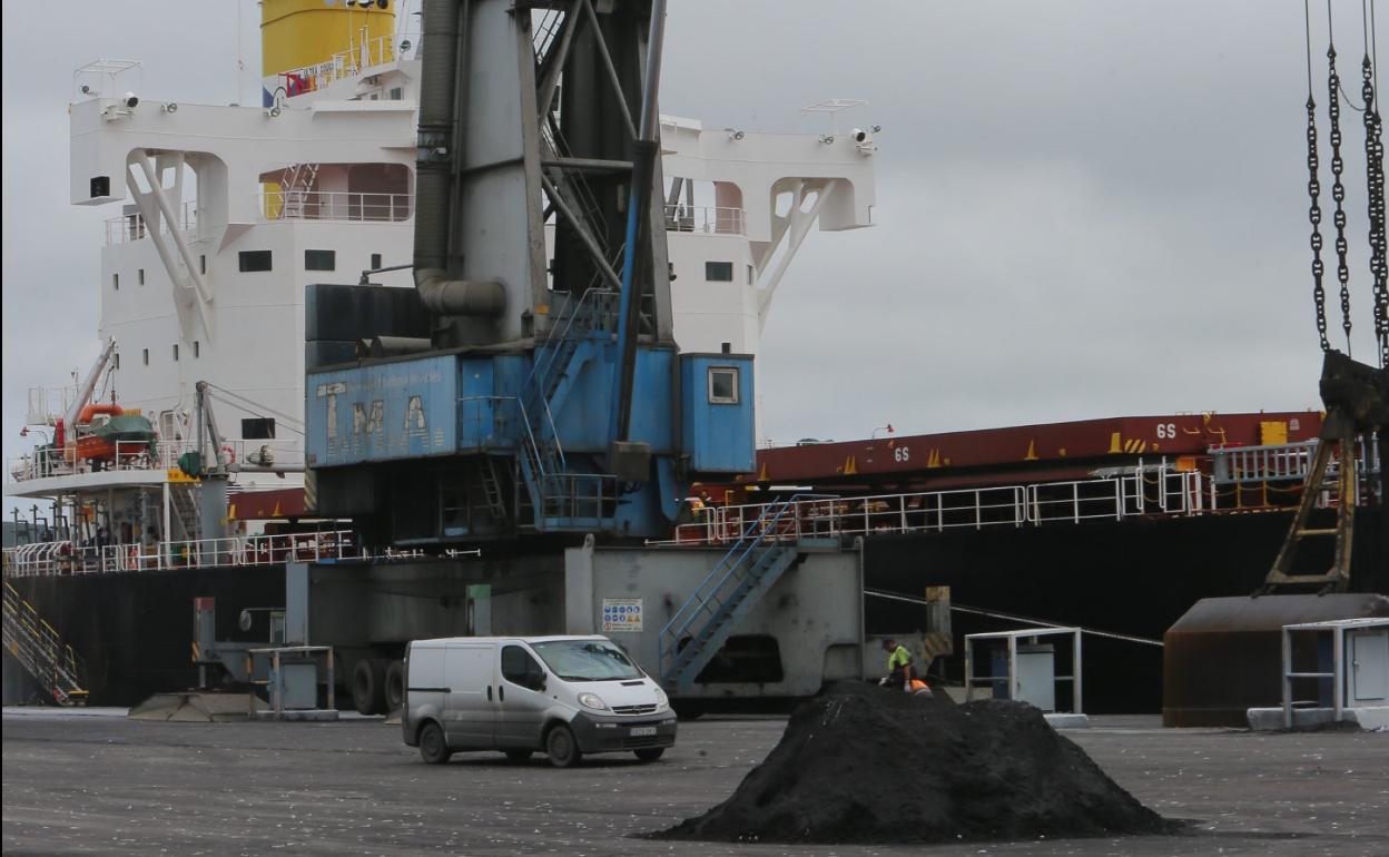 Imagen de una descarga en los muelles de la margen izquierda. 