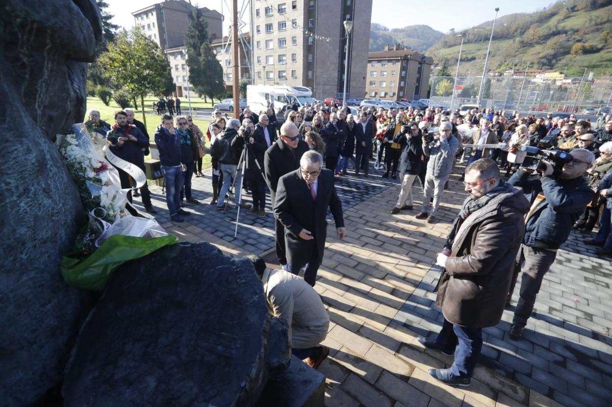 El alcalde de Mieres y el presidente del Principado, en la ofrenda floral ante el Monumento al Minero. 