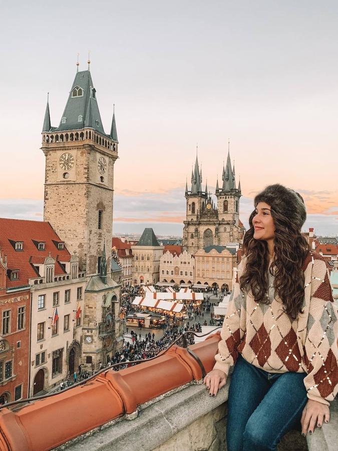 Jueves: Jersey con estampado de rombos y mangas con volumen, con unos jeans oscuros y un gorro de pelo.
