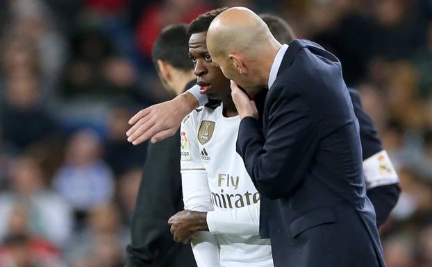 Zidane habla con Vinicius antes de que el brasileño saltase al campo durante el partido ante el Betis. 