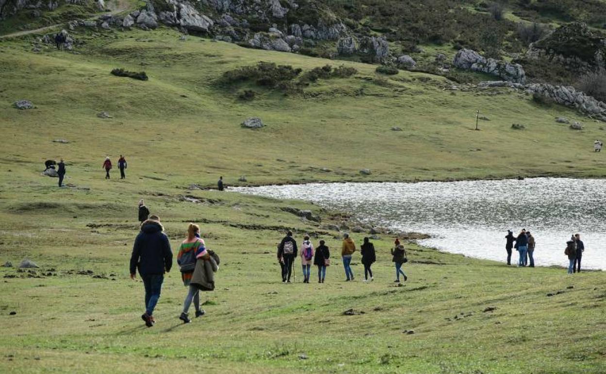 Turistas, este viernes, en Los Lagos. 