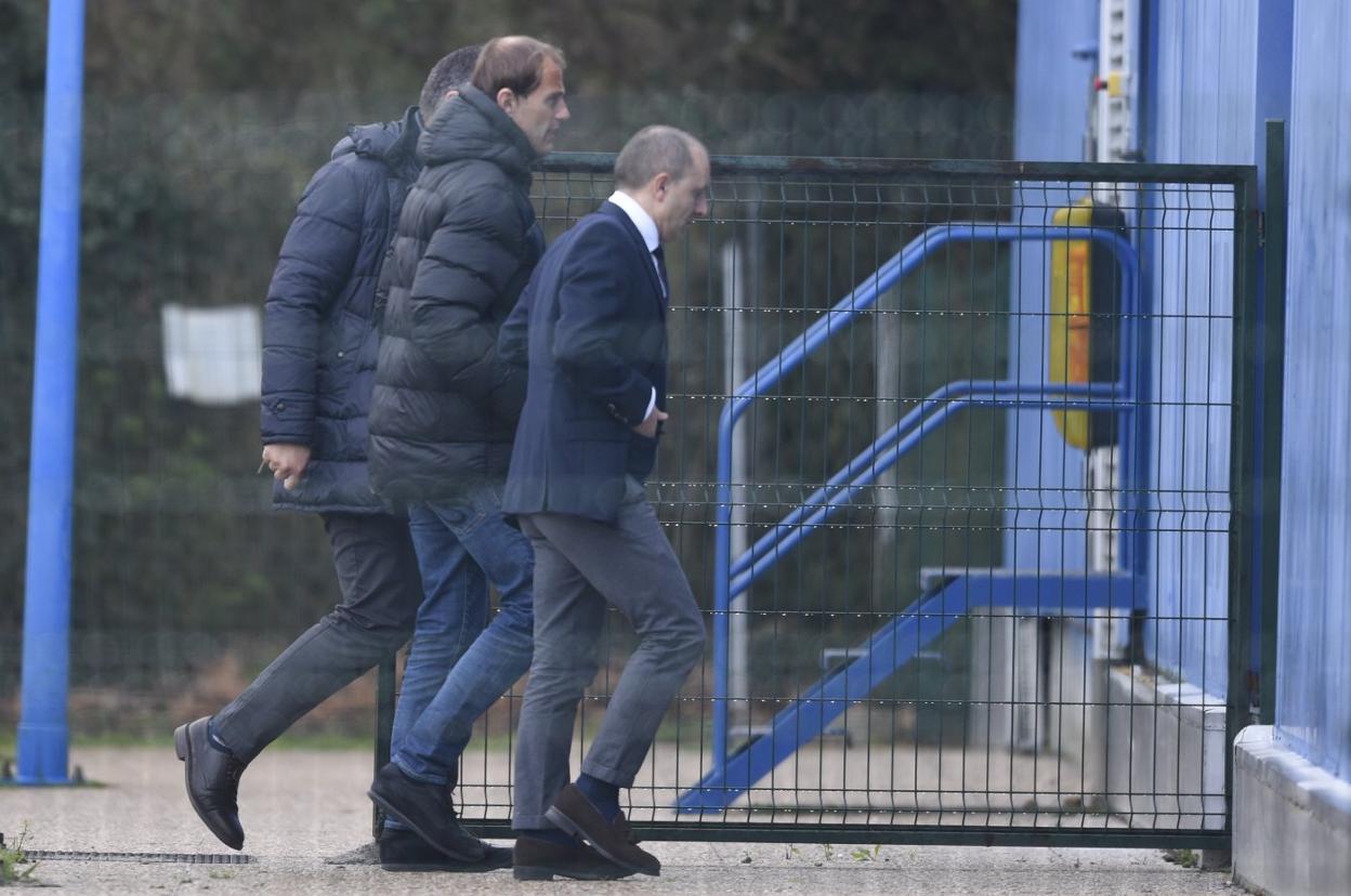 Arnau, acompañado por César Martín (tapado) y Fernando Corral, entra en los vestuarios de El Requexón para reunirse con la plantilla. 