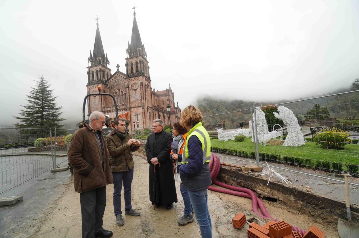 Alfonso Toribio, José Manuel González Castro, Adolfo Mariño, Carmen López y Mercedes Sainz en la visita a las obras. 