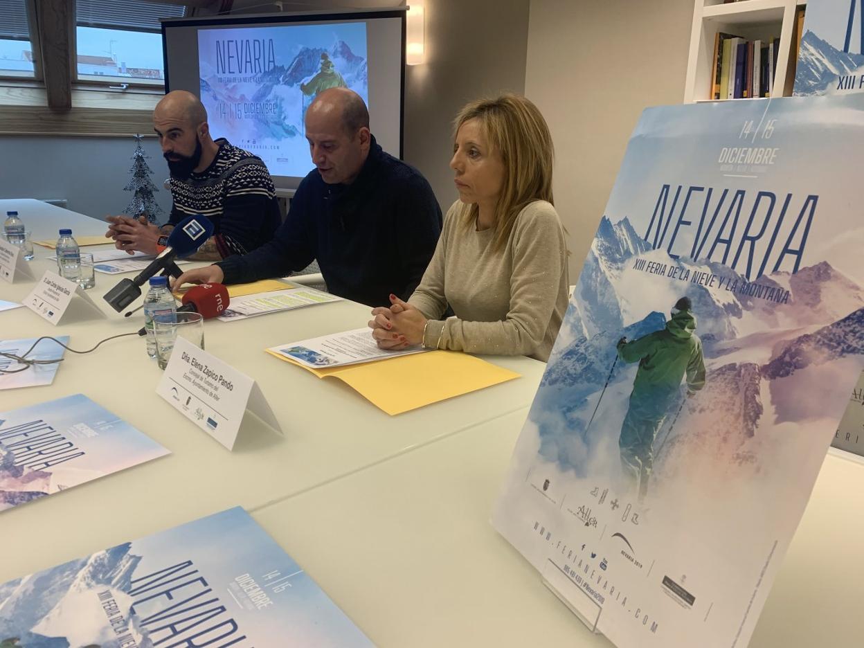 El concejal de Deportes de Aller, Joaquín Cabrerizo; el alcalde, Juan Carlos Iglesias y la edil de Turismo, Elena Zapico, durante la presentación de Nevaria en Oviedo. 