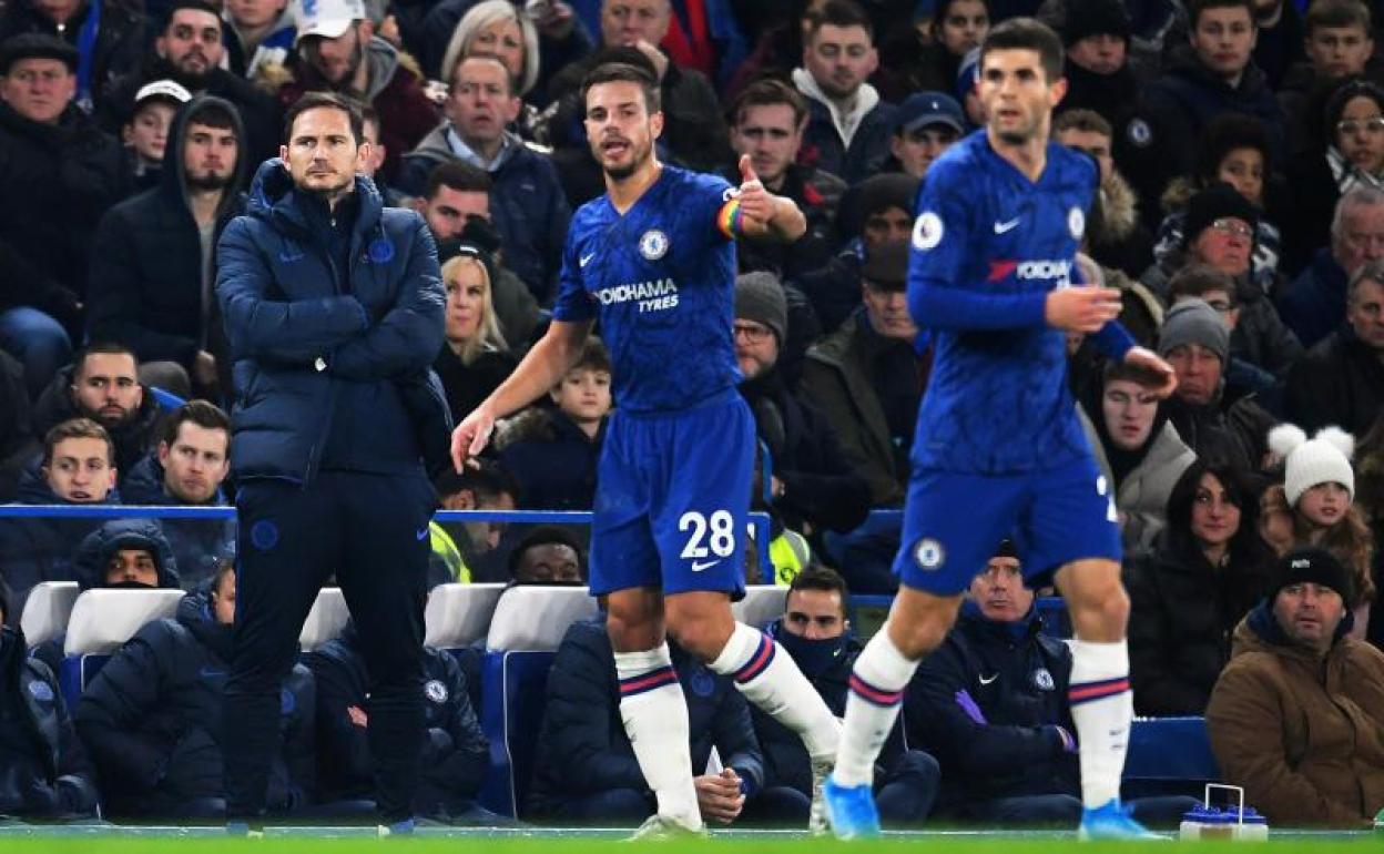 Frank Lampard, técnico del Chelsea, con Azpilicueta en primer plano. 