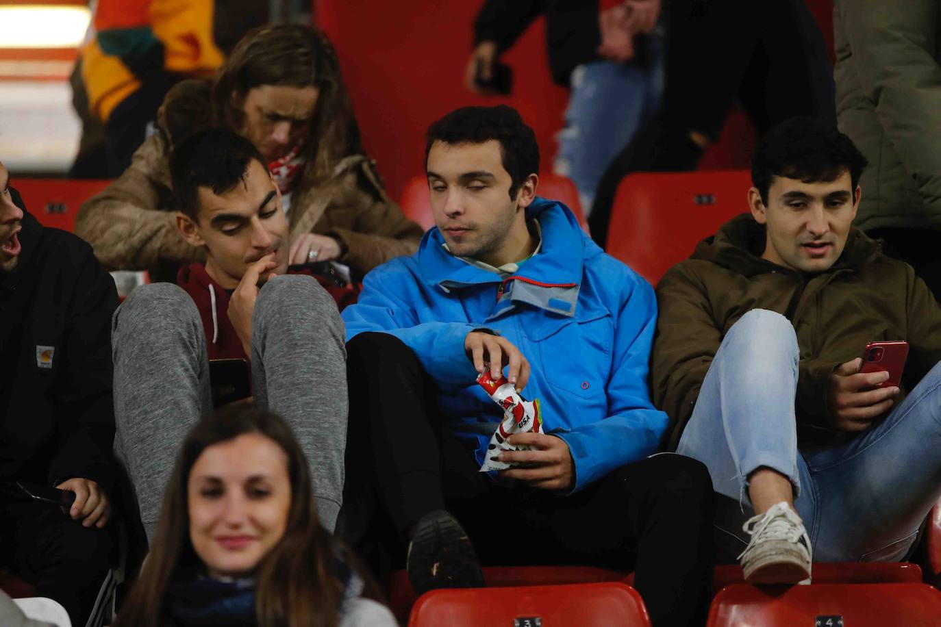 Fotos: ¿Estuviste en el Sporting - Ponferradina? ¡Búscate!