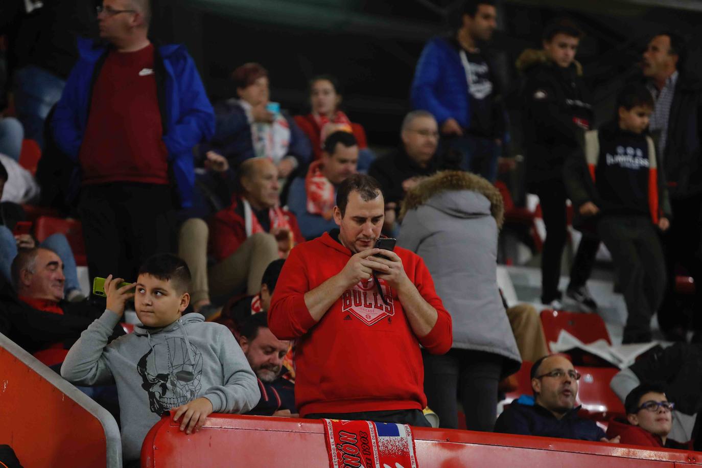 Fotos: ¿Estuviste en el Sporting - Ponferradina? ¡Búscate!