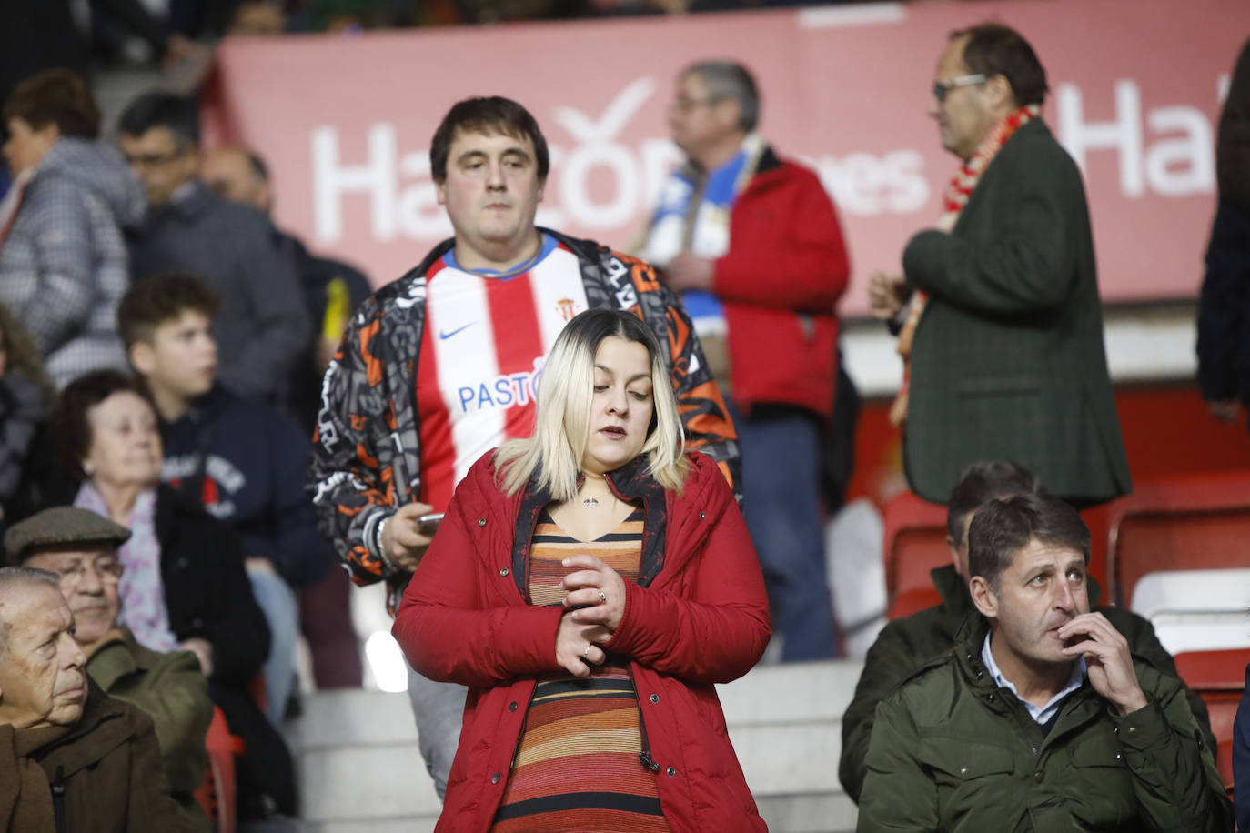 Fotos: ¿Estuviste en el Sporting - Ponferradina? ¡Búscate!