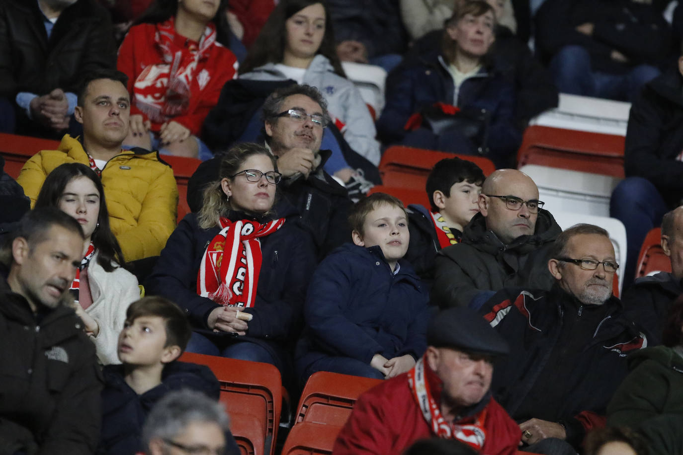 Fotos: ¿Estuviste en el Sporting - Ponferradina? ¡Búscate!