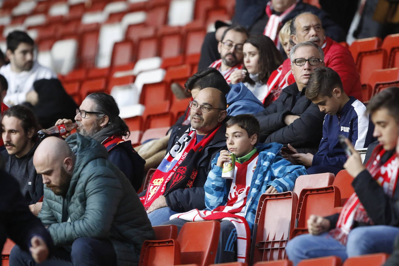 Fotos: ¿Estuviste en el Sporting - Ponferradina? ¡Búscate!