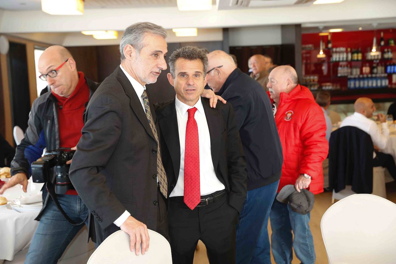 La Asociación de Veteranos del Sporting entregó este sábado la insignia de oro a Eloy Olaya. En el acto se dieron cita algunas de las grandes leyendas del club gijonés. 