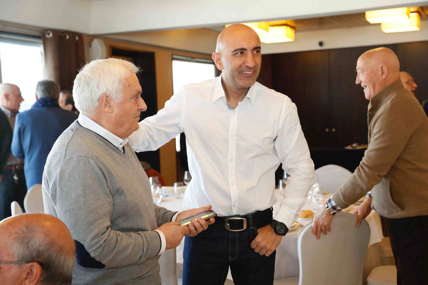 La Asociación de Veteranos del Sporting entregó este sábado la insignia de oro a Eloy Olaya. En el acto se dieron cita algunas de las grandes leyendas del club gijonés. 