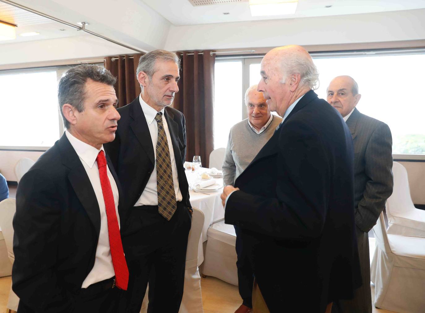 La Asociación de Veteranos del Sporting entregó este sábado la insignia de oro a Eloy Olaya. En el acto se dieron cita algunas de las grandes leyendas del club gijonés. 