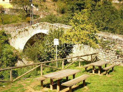 Santo Adriano. No conviene dejar de ver este estilizado puente de un solo ojo.