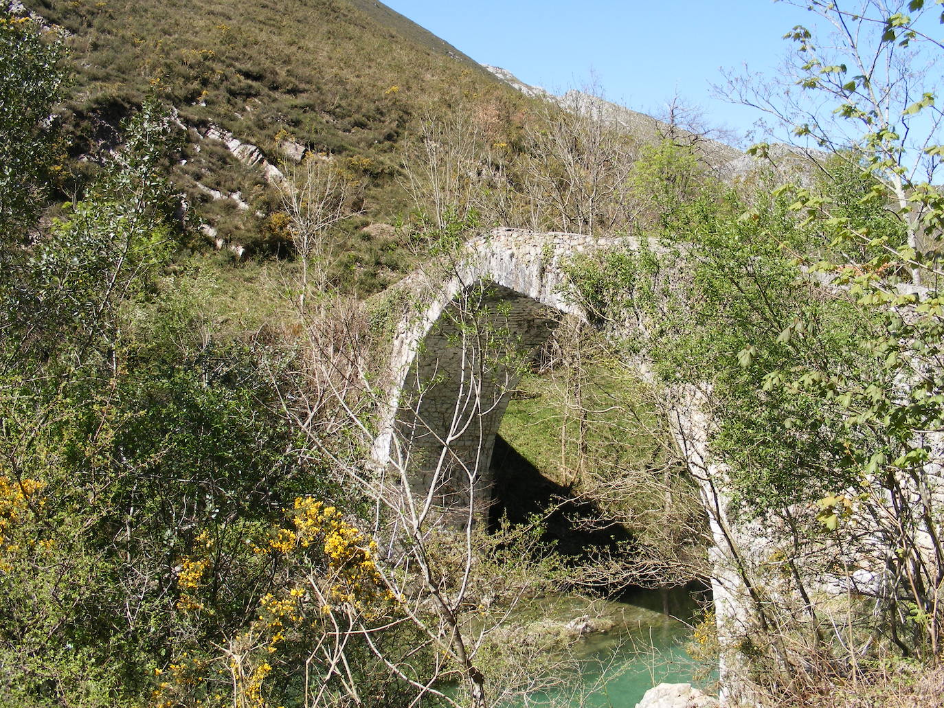 Dobra. Medieval y situado entre Amieva y Cangas de Onís, cerca está la ruta de la Olla de San Vicente. Para enamorarse del paisaje.