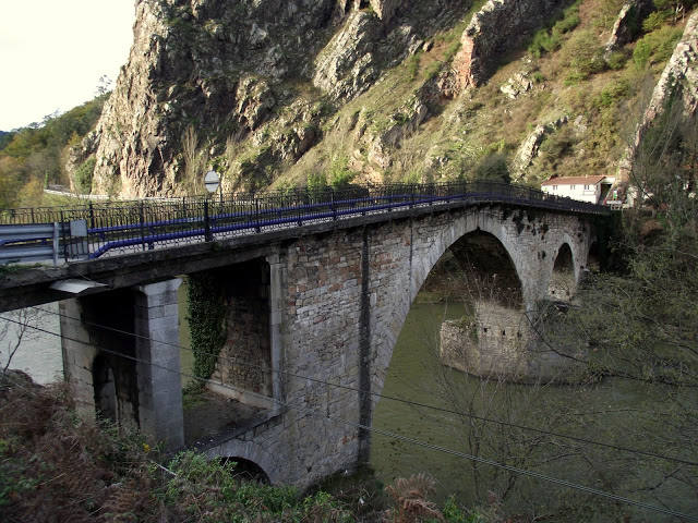 Peñaflor. Es la vía de entrada del Camino de Santiago en Grado, así que se puede recorrer un tramo. 