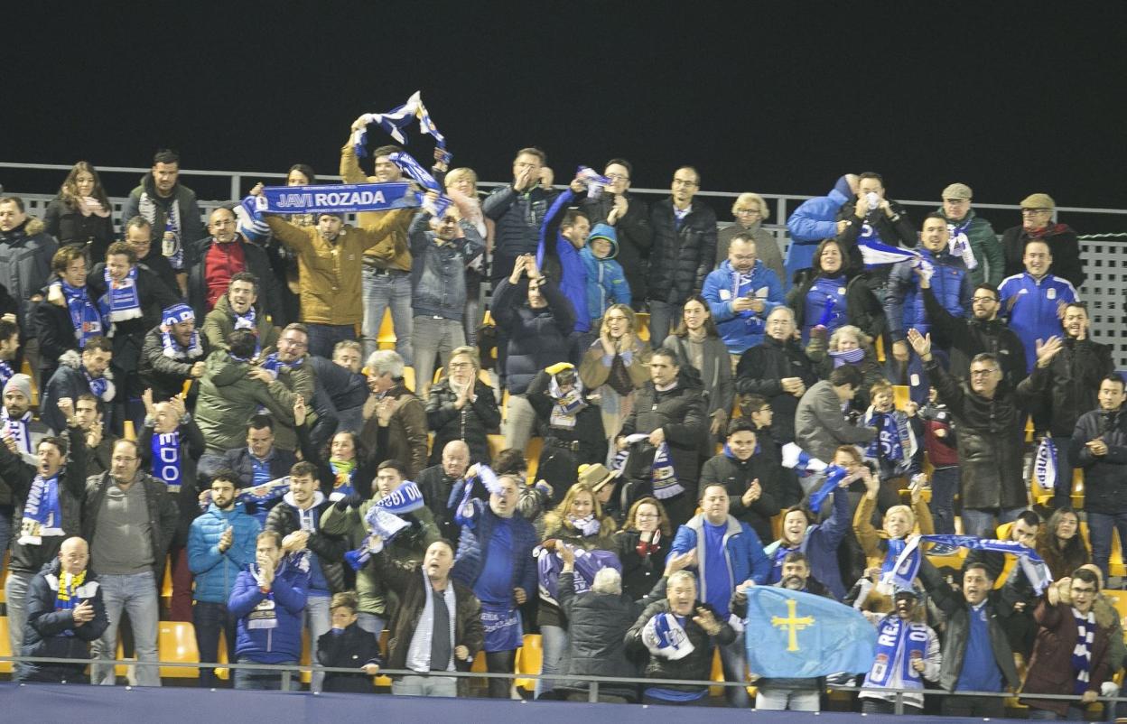 Un nutrido grupo de seguidores azules que no dejaron de animar al equipo en Santo Domingo. 
