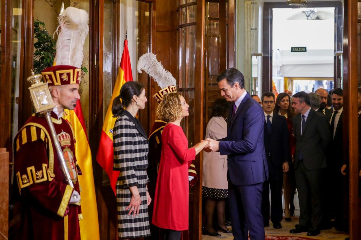 Pedro Sánchez saluda a las persidentas del Congreso y el Senado, Meritxell Batet y Pilar Llop, en la recepción en la Cámara Baja por el día de la Constitución. 