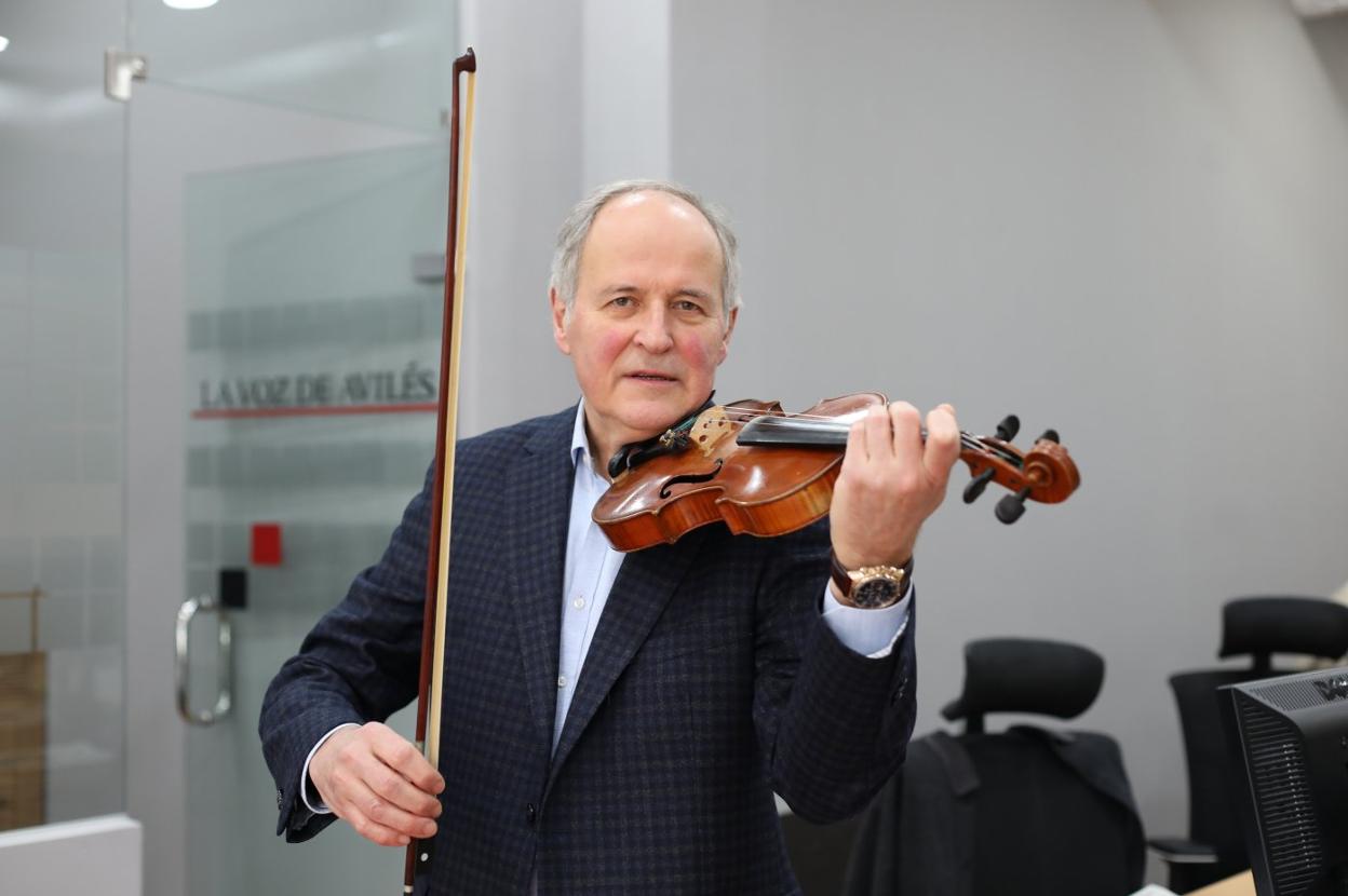 Yulian Pechenyi en la redacción de LA VOZ posando con su violín del siglo XIX.