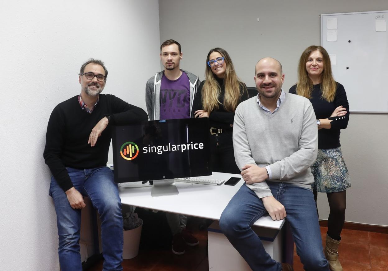 De izquierda a derecha, Oliver Montes, Patryk Sobieraj, Lola Cueto-Felgueroso, Roberto Hugo y Verónica González Nebot, en la sede gijonesa de Singular Price. 
