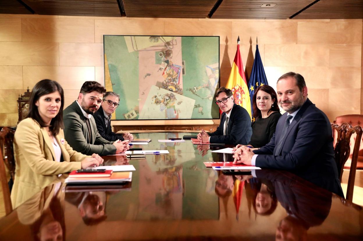 Los equipos negociadores del PSOE y de ERC en su reunión del pasado martes en el Congreso. 