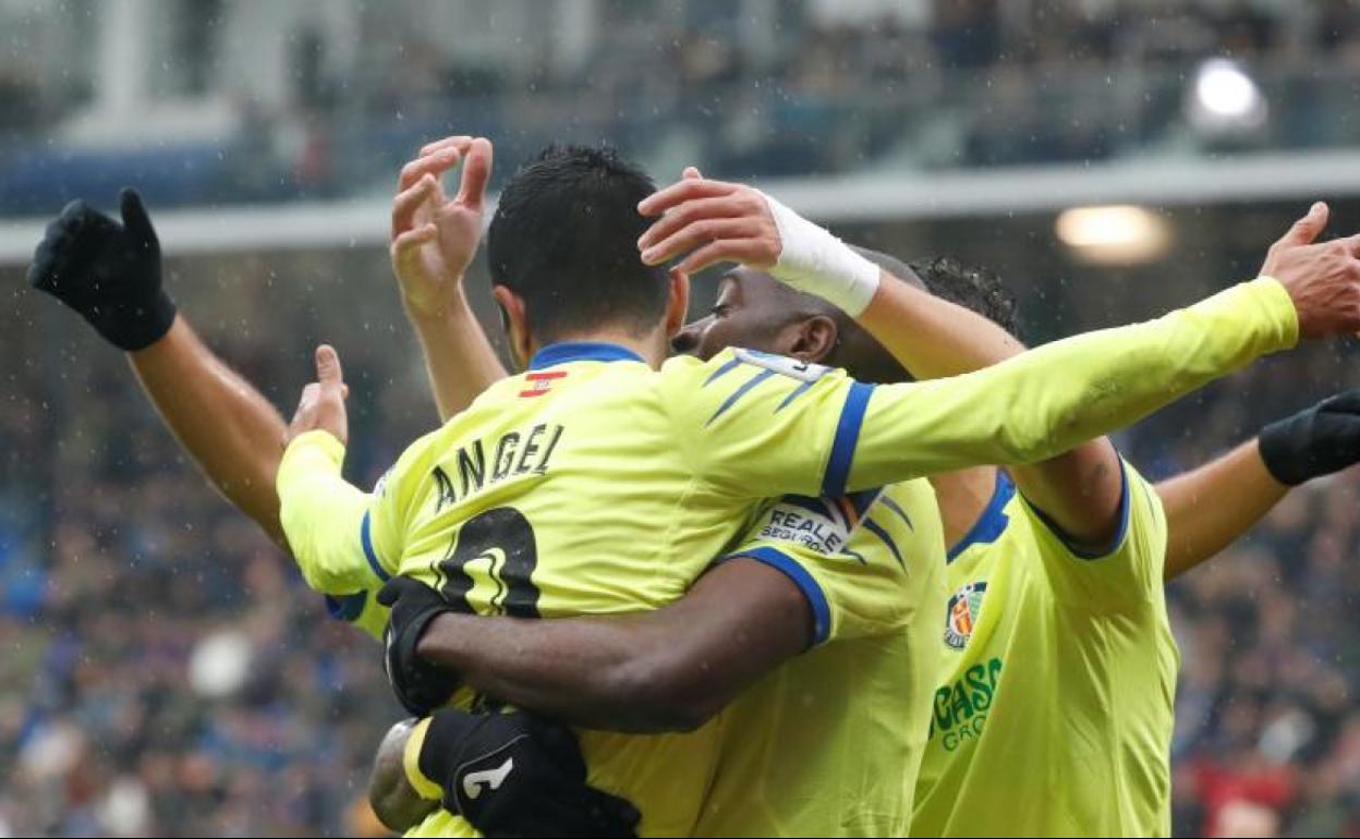 Los futbolistas del Getafe celebran el gol de Ángel. 