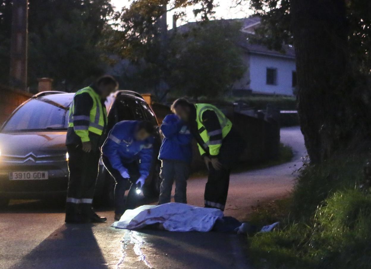 Guardia Civil y sanitarios, en el momento del levantamiento del cadáver. 