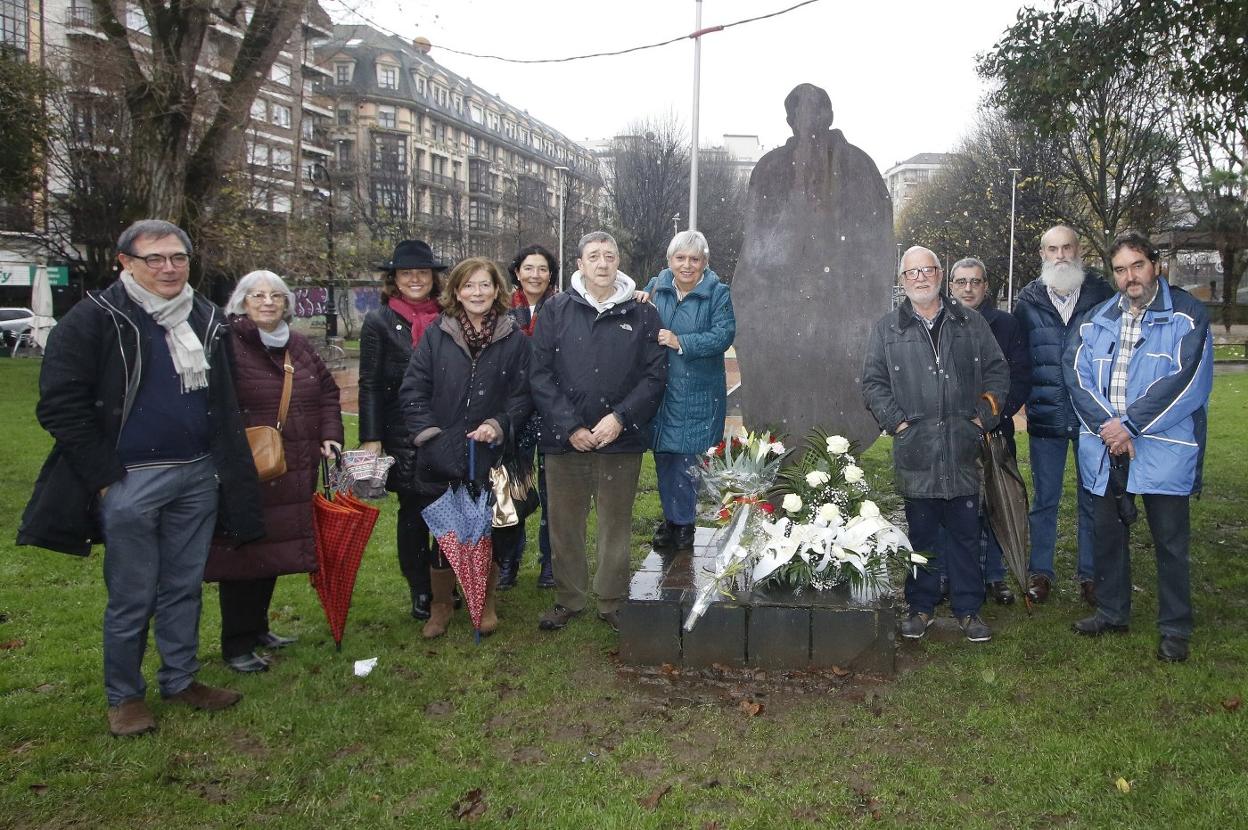 Homenaje a Francisco Carantoña junto a la escultura que diseñó Camín en su honor. 