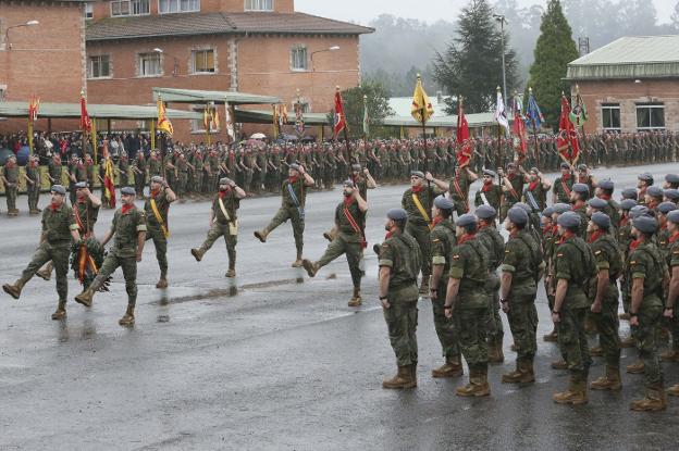 Acto en memoria de los caídos por la patria, en la explanada del acuartelamiento, durante la parada militar por la Inmaculada. 