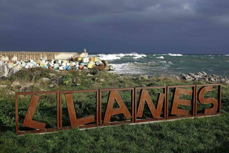 La costa asturiana está en alerta naranja por olas que pueden alcanzar hasta los siete metros. En muchos puntos del litoral, como en Gijón, el espectáculo del fuerte oleaje ha congregado a numerosos curiosos.