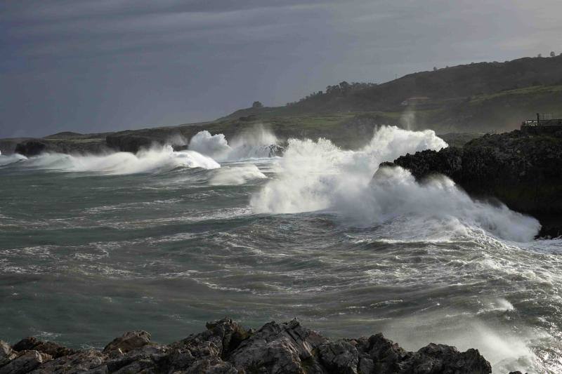 La costa asturiana está en alerta naranja por olas que pueden alcanzar hasta los siete metros. En muchos puntos del litoral, como en Gijón, el espectáculo del fuerte oleaje ha congregado a numerosos curiosos.