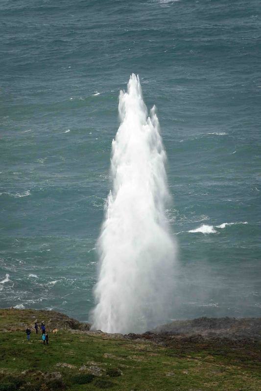 Los bufones de Pría han sido uno de los lugares de Asturias más frecuentados este puente de diciembre. Hasta este bonito rincón de Llanes se acercaron muchos asturianos y multitud de visitantes para presenciar el espectacular paisaje y el imponente rugir de los bufones en pleno paso del temporal. Un impresionante fenómeno de la naturaleza que nos ha dejado imágenes como estas. 