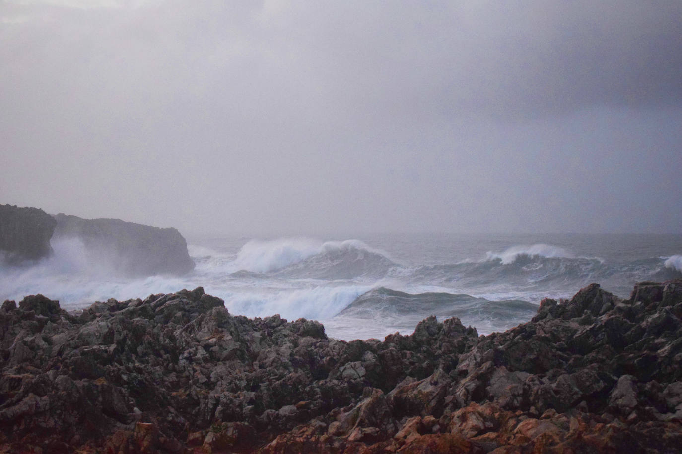 Los bufones de Pría han sido uno de los lugares de Asturias más frecuentados este puente de diciembre. Hasta este bonito rincón de Llanes se acercaron muchos asturianos y multitud de visitantes para presenciar el espectacular paisaje y el imponente rugir de los bufones en pleno paso del temporal. Un impresionante fenómeno de la naturaleza que nos ha dejado imágenes como estas. 