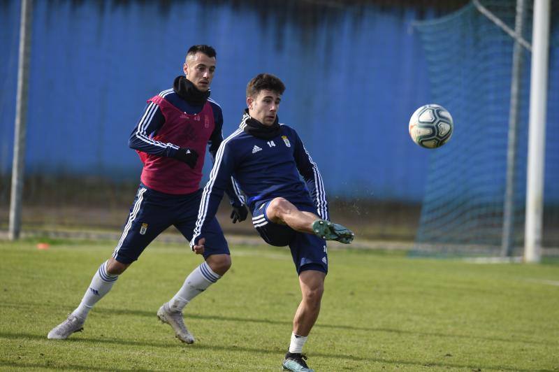 Los jugadores del Real Oviedo han entrenado este martes para tratar de continuar con la buena racha de victorias 