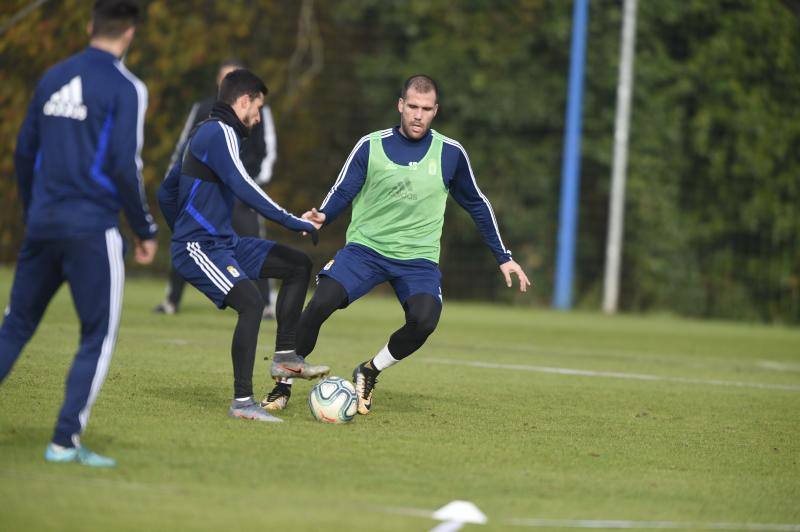 Los jugadores del Real Oviedo han entrenado este martes para tratar de continuar con la buena racha de victorias 