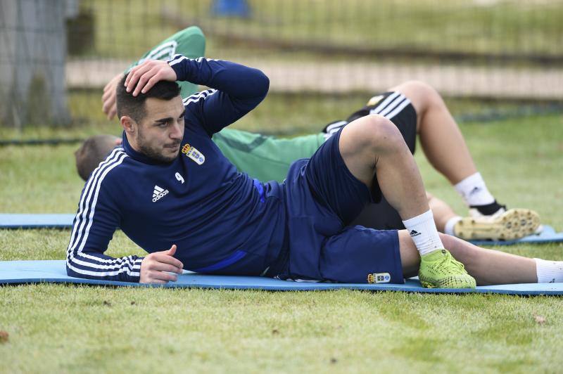 Los jugadores del Real Oviedo han entrenado este martes para tratar de continuar con la buena racha de victorias 