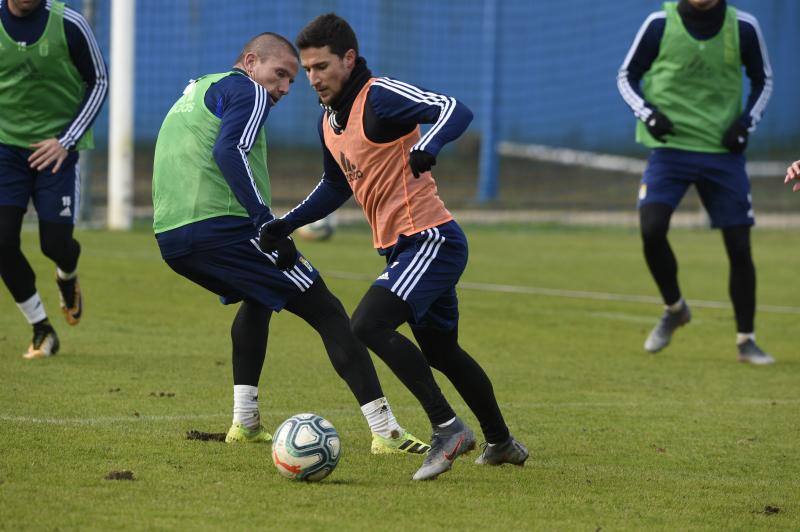 Los jugadores del Real Oviedo han entrenado este martes para tratar de continuar con la buena racha de victorias 