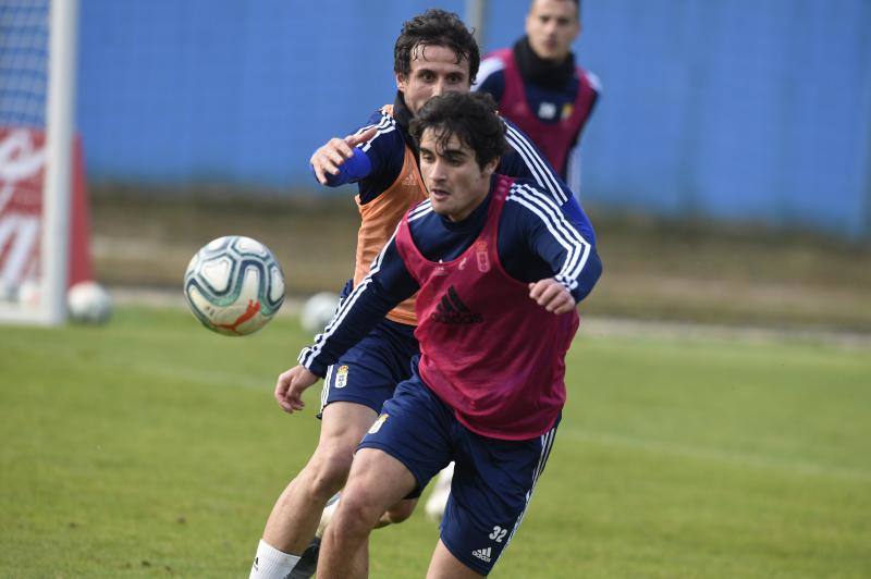 Los jugadores del Real Oviedo han entrenado este martes para tratar de continuar con la buena racha de victorias 